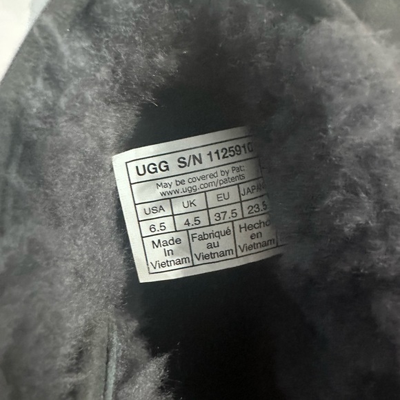 Women’s UGG boots in a size 6.5 (4.5-5 in kids) - Picture 5 of 5